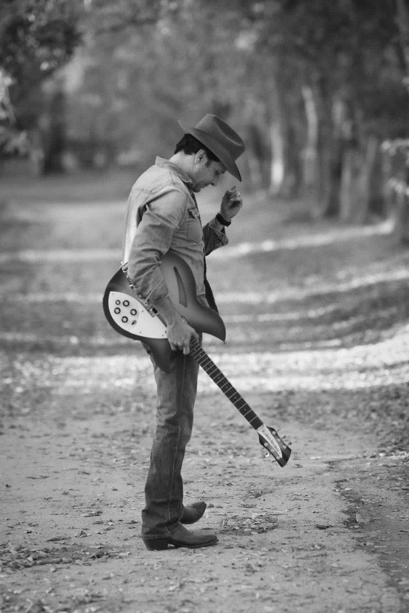 TheRedFloors's tweet photo. The resistance I give to things, my stubbornness, is what makes change hard some days.
#composing #texasmusic  #writingsongs #liveinyourart #process  #animo https://t.co/XxrnD5aGst