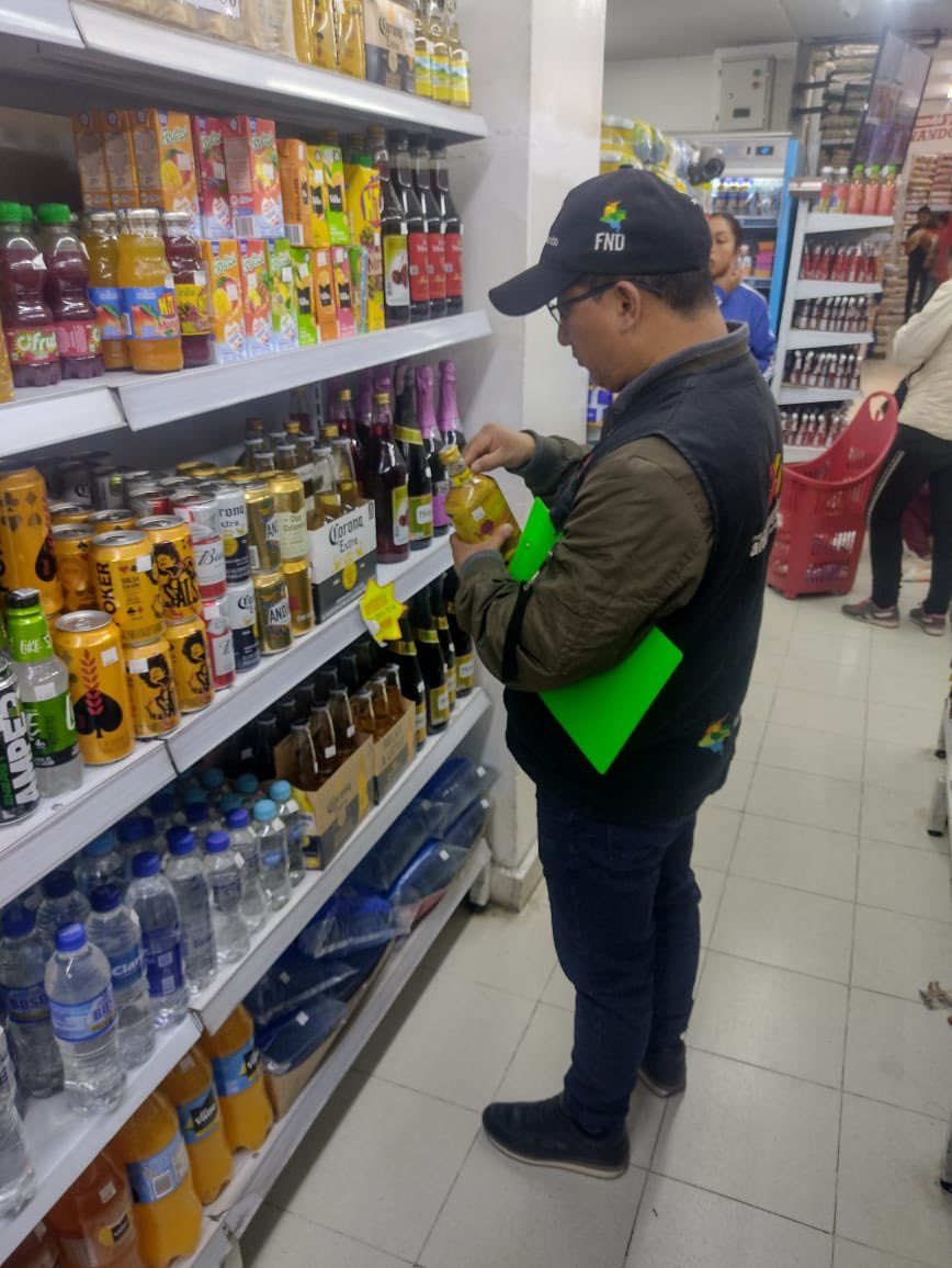 gobnarino's tweet image. Nuestro Grupo Operativo de la Subsecretaría de Rentas, en articulación con @FNDCol, desarrolló visitas de control a establecimientos de comercio en las comunas 5 y 8 de #Pasto logrando aprehender licores presuntamente adulterados.
LoLegalEsLoNuestro
#TodosContraElContrabando