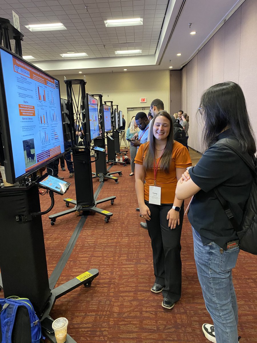 ealy_alan's tweet photo. Up early and doing a great job presenting their work at ASAS.  ⁦@VTAnimalScience⁩ https://t.co/qXzCn5oQKr