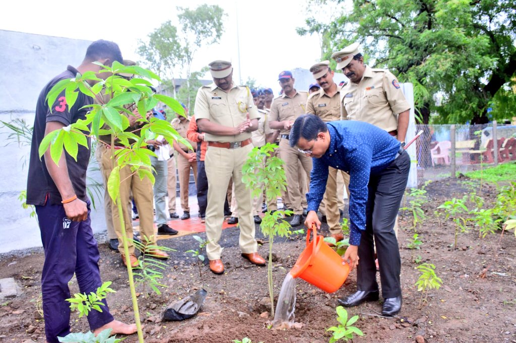 #Vaarivana | मा. पोलीस अधीक्षक श्री.<a href="/IPS_Bachchan/">Bachchan Singh</a> यांच्या मार्गदर्शनाखाली व हस्ते <a href="/SdpoWashim/">SDPO_Washim</a> कार्यालयात 20 प्रकारच्या 1100 झाडांचे वृक्षारोपण करण्यात आले.

<a href="/IGP_AmtRange/">IGP AMRAVATI RANGE</a> <a href="/DGPMaharashtra/">महाराष्ट्र पोलीस - Maharashtra Police</a> <a href="/maharashtra_hmo/">HMO Maharashtra</a> <a href="/InfoWashim/">जिल्हा माहिती कार्यालय वाशिम</a>