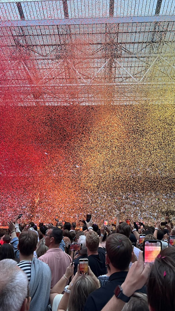 Bernardsiebe's tweet photo. If you want love, be love. If you want peace, be peace #ColdplayAmsterdam https://t.co/7425nLULNu
