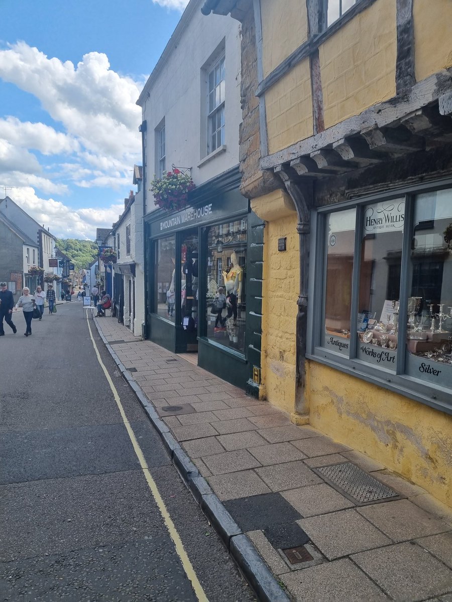 Yey! <a href="/Mountainwarehou/">Mountain warehouse</a> finally has an accessible pavement outside!! 
🥳🥳🥳