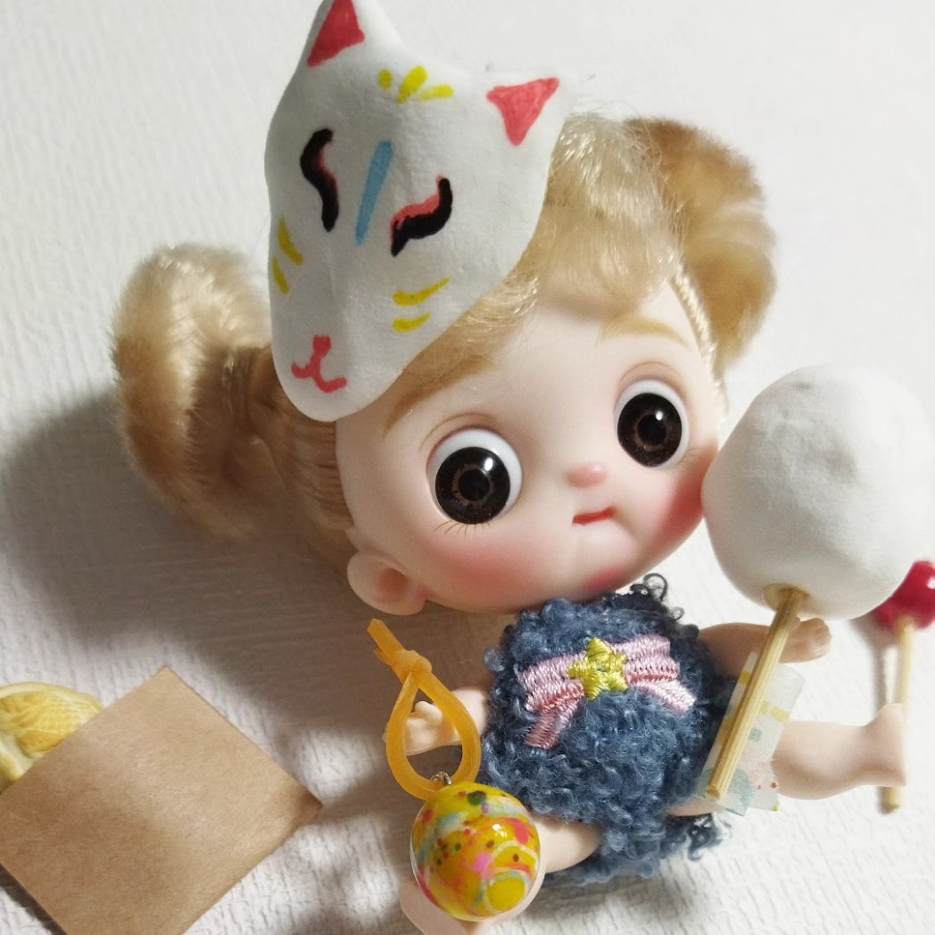 mashumaromoti's tweet photo. おチビちゃんにお祭りセットを持たせました。かわいすぎる。
#夏祭り
#dolls
#handmade
#お祭り
#ミニチュアお祭り
#miniatures
#ミニチュアヨーヨー
#ミニチュア水風船
#ミニチュアお面
#ドール用お面
#かわいい https://t.co/zbmQfaGwEr