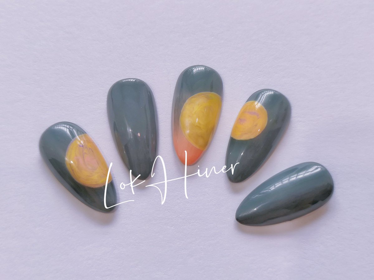 leahlok126's tweet image. Twilight Gray, an elegant, reliable, trustworthy color for men, mature people and high-end brands, stylish and edgy.
#LokHiner #twilightgray #greynails #graycolor #greygelnails  #mengel #mannails #mannailart #maturebeauty #stylishnails #gelpolish #maturestyle #lightdark #nails