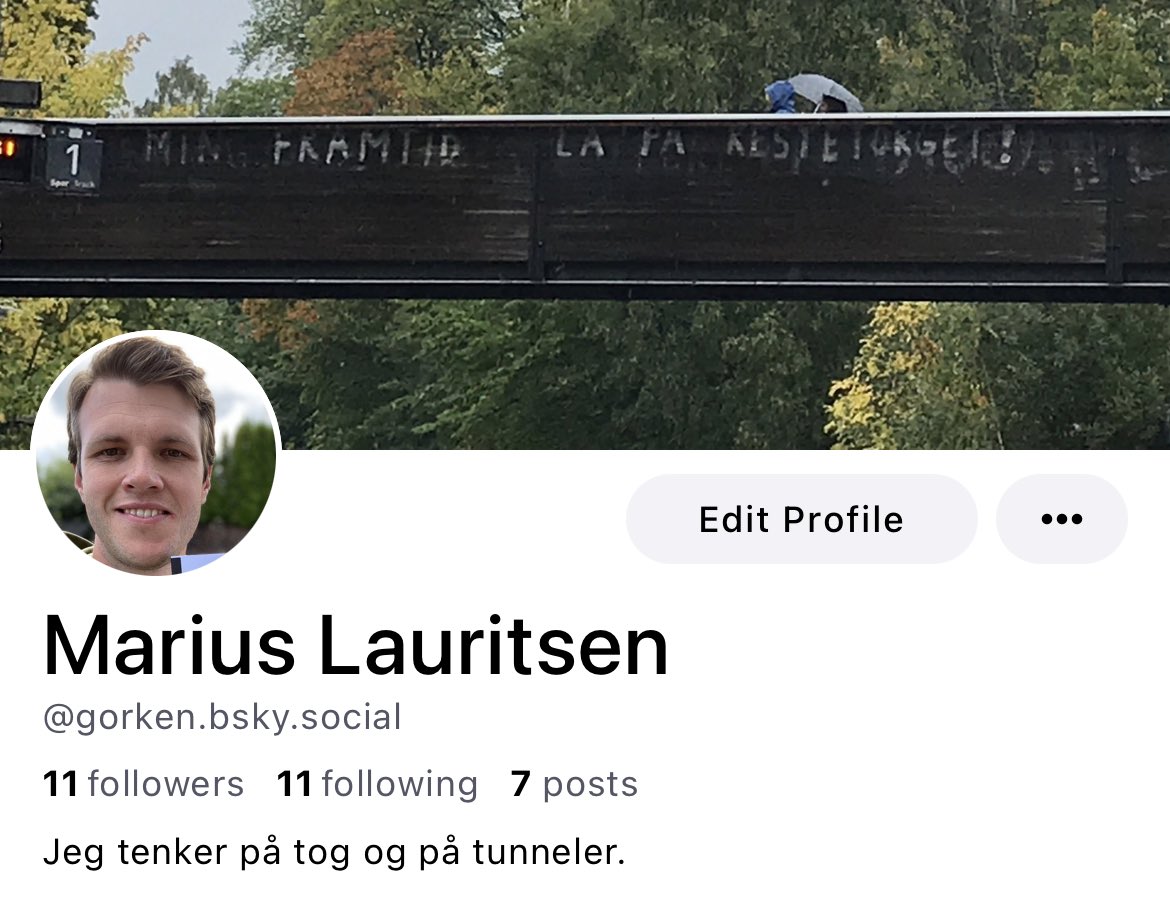 Escape poden kan hete Bluesky. 

Der får du i hvert fall den samme Twitter-opplevelsen du fikk her inne i 2007. Veldig beta. Veldig få folk. Mye som mangler. Men det kan også bli veldig bra. Og det er den eneste plan B jeg har trua på akkurat nå.