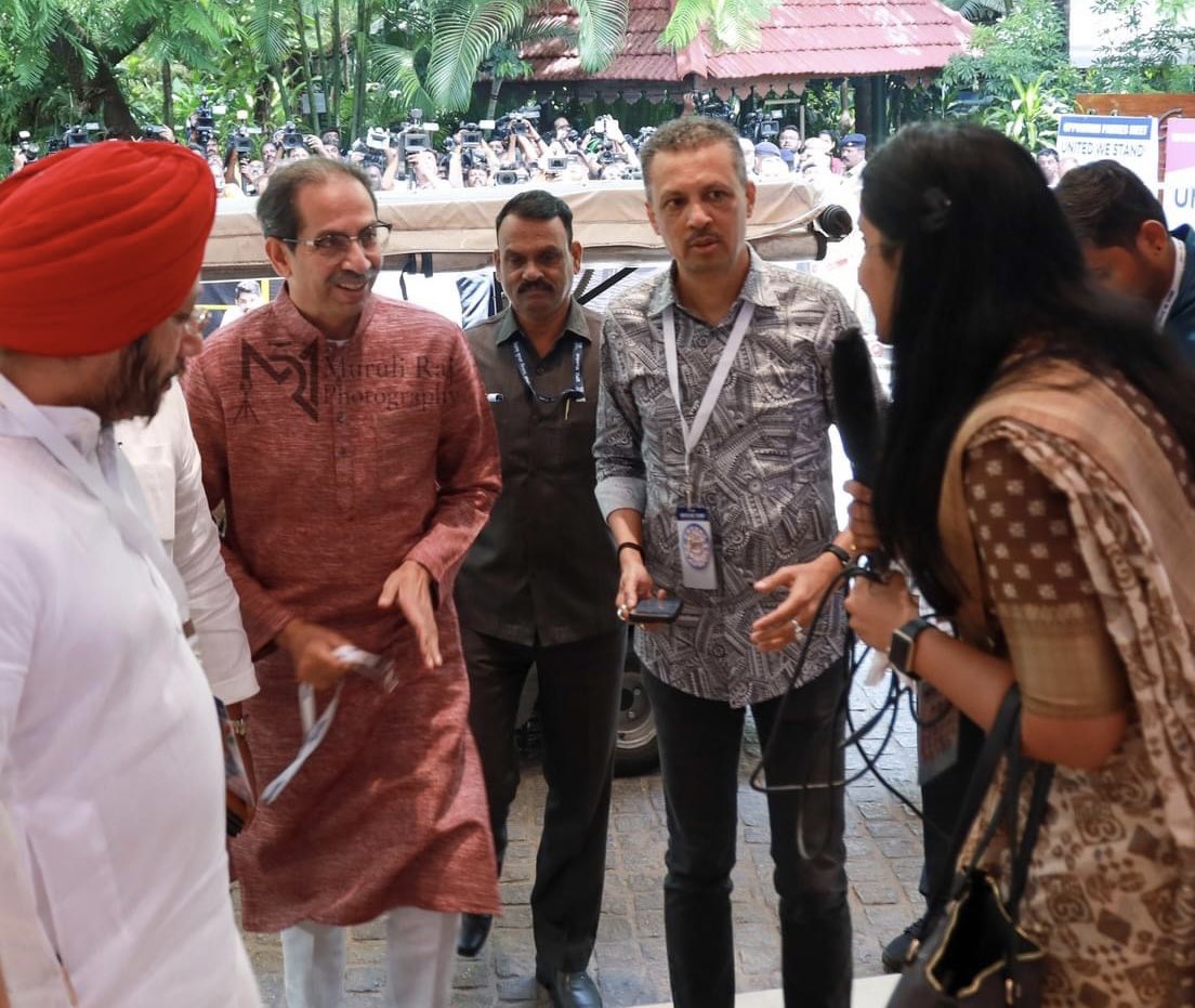 Bhavyanmurthy's tweet photo. ನಿನ್ನೆ ನಡೆದ ಮಹಘಟಬಂಧನ ಸಭೆಯ ಸಂಧರ್ಭದಲ್ಲಿ ಕಾಂಗ್ರೆಸ್ ನಾಯಕರು ಹಾಗೂ ವಿವಿಧ ರಾಜ್ಯದ ಮುಖ್ಯಮಂತ್ರಿಗಳನ್ನು ಹಾಗೂ 26 ವಿರೋಧ ಪಕ್ಷದ ಮುಖಂಡರುಗಳನ್ನು ಭೇಟಿಯಾದ ಸಂದರ್ಭ.

Met with Congress leaders and other opposition leaders yesterday during I.N.D.I.A meeting #INDIA 1/4 https://t.co/PlEsq6U0WI