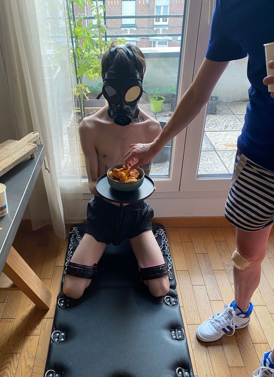 kinky_Ink_twink's tweet photo. Another pic of me being a furniture for a kinky party 😳 https://t.co/sQI0G4mVOI