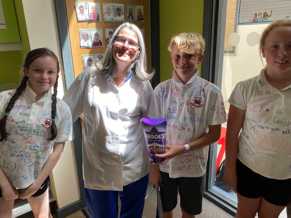 PenBarras's tweet photo. Diolch yn fawr iawn i Mrs Jones am eich prydau ardderchog! Bydd Bl 6 yn sicr yn methu eich bwyd bendigedig. Diolch yn fawr Mrs Jones for your wonderful food! Year 6 will definitely miss their excellent lunches! https://t.co/4cAoTk2DZ0