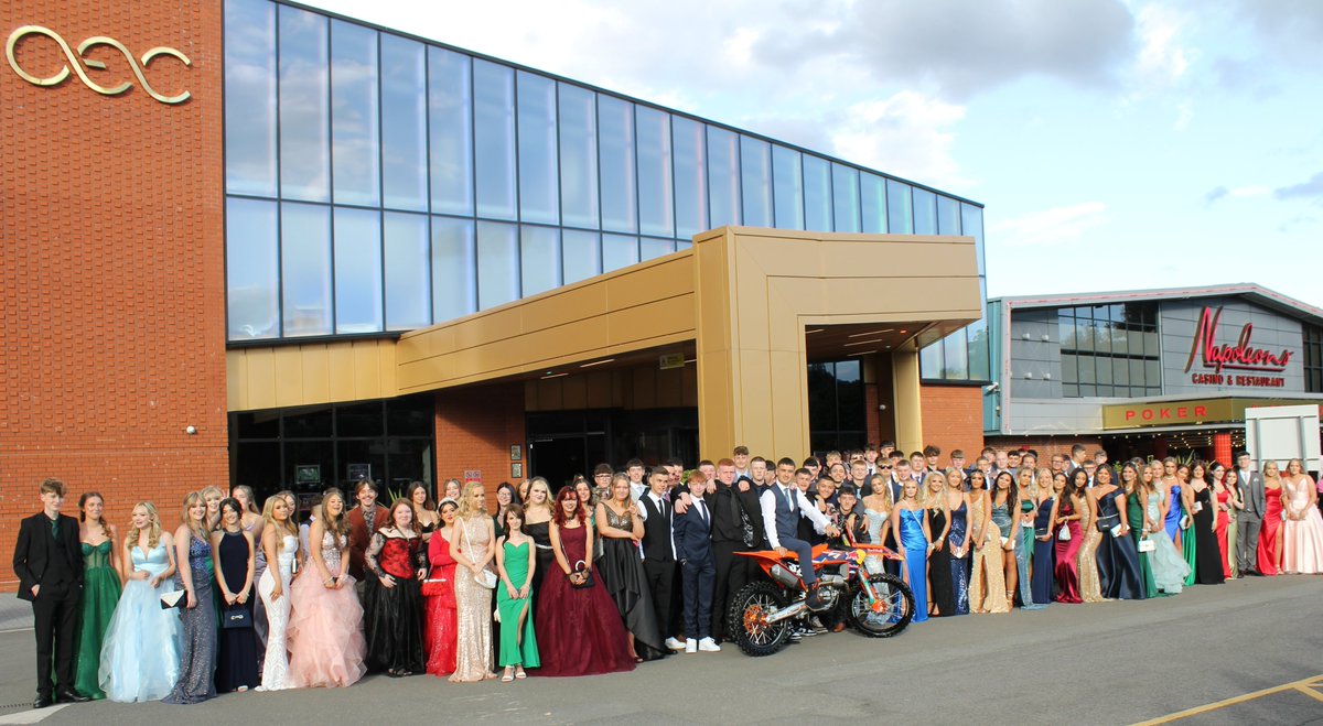 YewlandsAcademy's tweet photo. Y11 pulled out all of the stops for their Leavers Prom @OecSheffield. They looked amazing and had a great evening enjoying good food, good music and good company! https://t.co/P2kD9HDdUJ