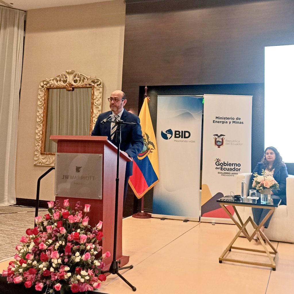 ViceminEnergia's tweet photo. @CancilleriaEc @Produccion_Ecu @el_BID Ministro @CancilleriaEc (s), #LuisVayas: "Esta es una muestra del compromiso del Gobierno Nacional con la transición ecológica y nuestra contribución como país para bajar las emisiones de carbono".

#EnergíaConPropósito
#NuestroTrabajoContinua https://t.co/RI0qXF8kNE