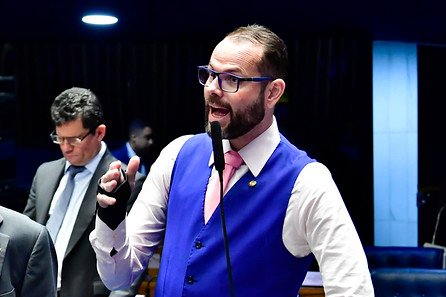 camasao50's tweet photo. 🚨URGENTE - A família do ex-secretário de Pesca de Bolsonaro e agora senador, Jorge Seif Jr, levou quase R$ 2 milhões em multa por captura ilegal de tubarões em SC.  Segundo o Globo, uma carga ilegal foi estocada entre 2020 e 2022, período em que  Seif Jr era Secretario de Pesca! https://t.co/tyEP49BaHY