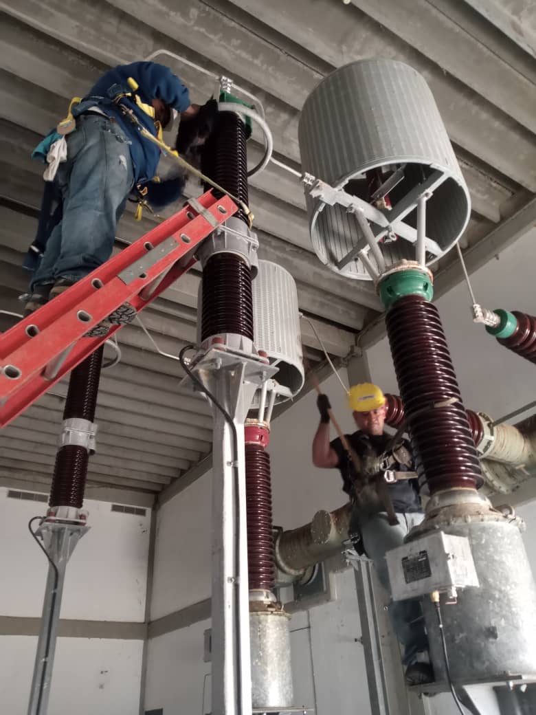 minenergia_ve's tweet photo. 🟢Más de 80 mil habitantes son favorecidos con el servicio de energía  eléctrica fortalecido, como parte de los mantenimientos integrales  realizados a las subestaciones Eléctricas: Judibana, Los Taques y Punto  Fijo II. https://t.co/Cb9nUUHfDx