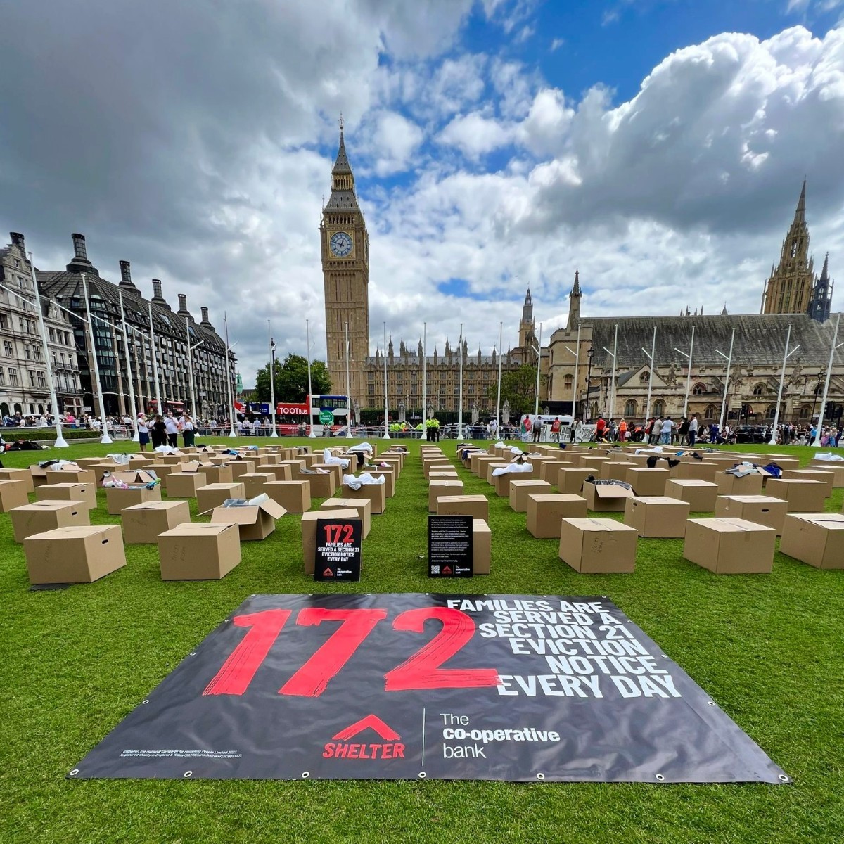 CooperativeBank's tweet photo. 📦 Today we joined @Shelter in Westminster covering Parliament Square with 172 moving boxes to represent the number of families facing eviction each day.

✊ We’ll stand up for renters who don’t have a safe place to call home. Sign the petition: https://t.co/EDbgUU7CQm https://t.co/L93sA9Edsj