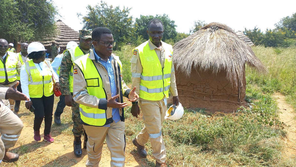TotalEnergiesUG's tweet photo. Prime Minister @cpmayiga has met with some of the #TilengaProject Affected Persons, where he advised them to embrace the project &amp; tap into the different opportunities the sector has to offer, like supply of goods and services. https://t.co/0Ui6uTDiPd