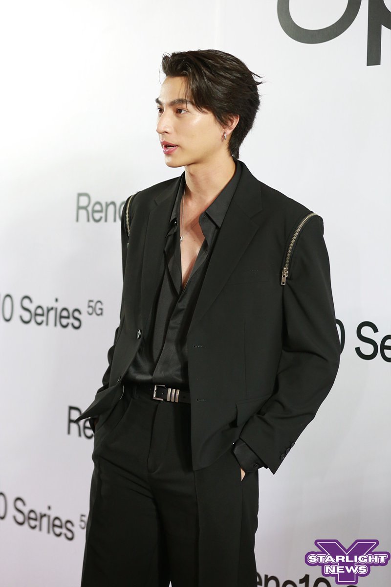 StarlightYnews's tweet photo. "กลัฟ คณาวุฒิ" ร่วมงานฉลอง 15 ปี ออปโป้ประเทศไทย พร้อมเปิดตัวสมาร์ตโฟน The Portrait Expert รุ่นล่าสุด OPPO Reno10 Series 5G
#GulfKanawut #กลัฟคณาวุฒิ #Phiballs
#15thAnniversaryofOPPOThailand #OPPOReno10Series5G_th
#ใกล้กว่าโดดเด่นกว่า
#ThePortraitExpert https://t.co/8m7JKFfM3w