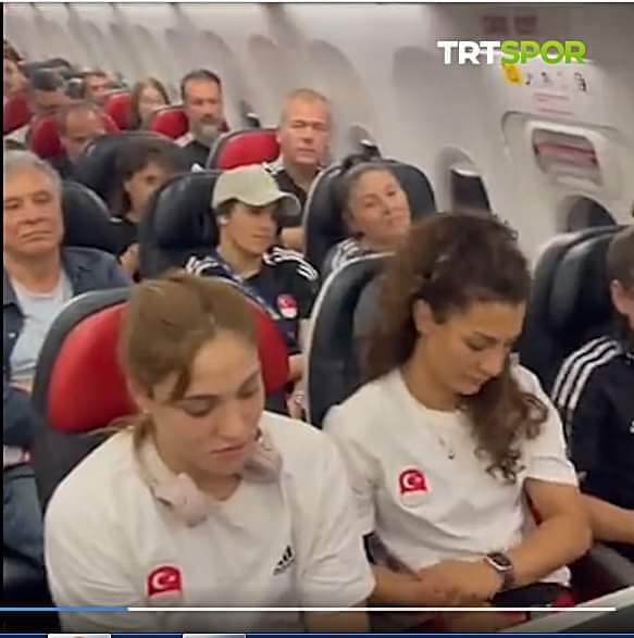 Ekonomide tasarruf dönemi çerçevesinde dünyayı yenen kızlarımızı, yorgun olmalarına rağmen tarifeli uçak ile ülkelerine getiren devletimizi tebrik ediyorum