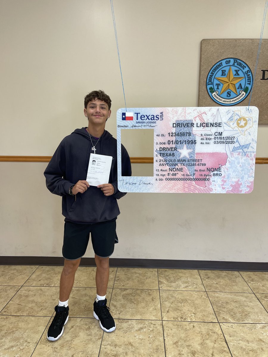 TammyHerrera14's tweet image. He got his permit #StudentDriver #MomisNOTready