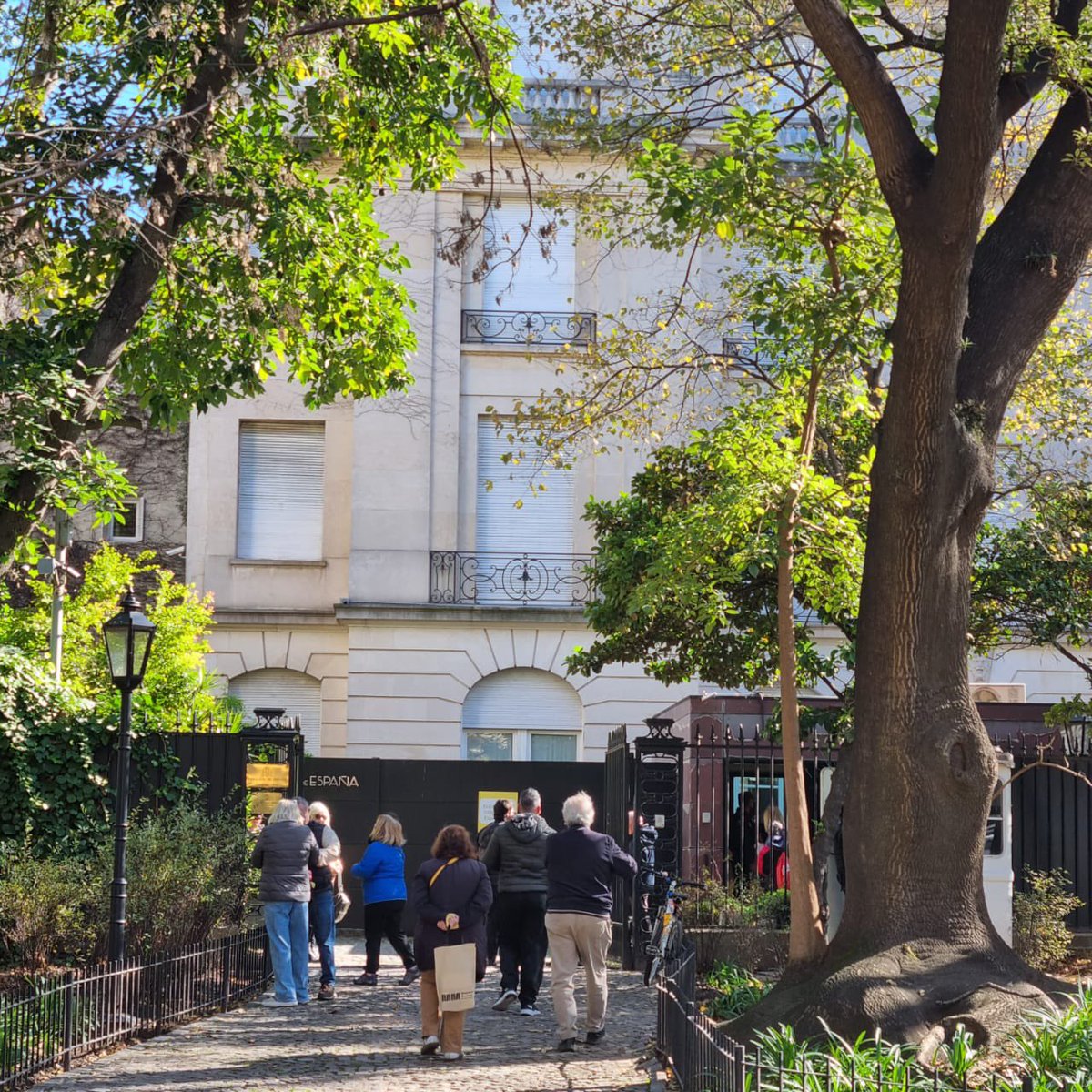 CGEspBsAires's tweet photo. #EleccionesGenerales2023: Quedan dos días para que los españoles inscritos como residentes en el @CGEspBsAires (#VotoCERA) puedan votar en urna 🗳️ en la @EmbEspArgentina: hoy miércoles 19/7 hasta las 20horas y mañana jueves 20/7 hasta las 17horas. 🇦🇷🤝🇪🇸
@MAECgob @crebuenosaires https://t.co/lGOVLwJrjt