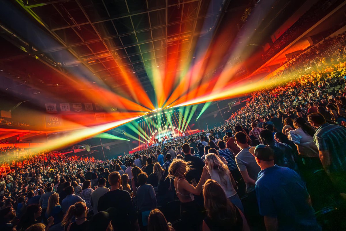 ChauvetPro's tweet photo. Sooner Routhier &amp; Curtis Adams tell YOU 🤩 Where the Light Goes 🤩 with @ChauvetPro Maverick Storm, immersing the audience for Matchbox Twenty
📷 Jim Trocchio

#slowdreamtour #matchboxtwenty #ChauvetProfessional #ip65 #concertlighting #stagelightingdesign #stagelightingproduction https://t.co/x4PvtlY8bd