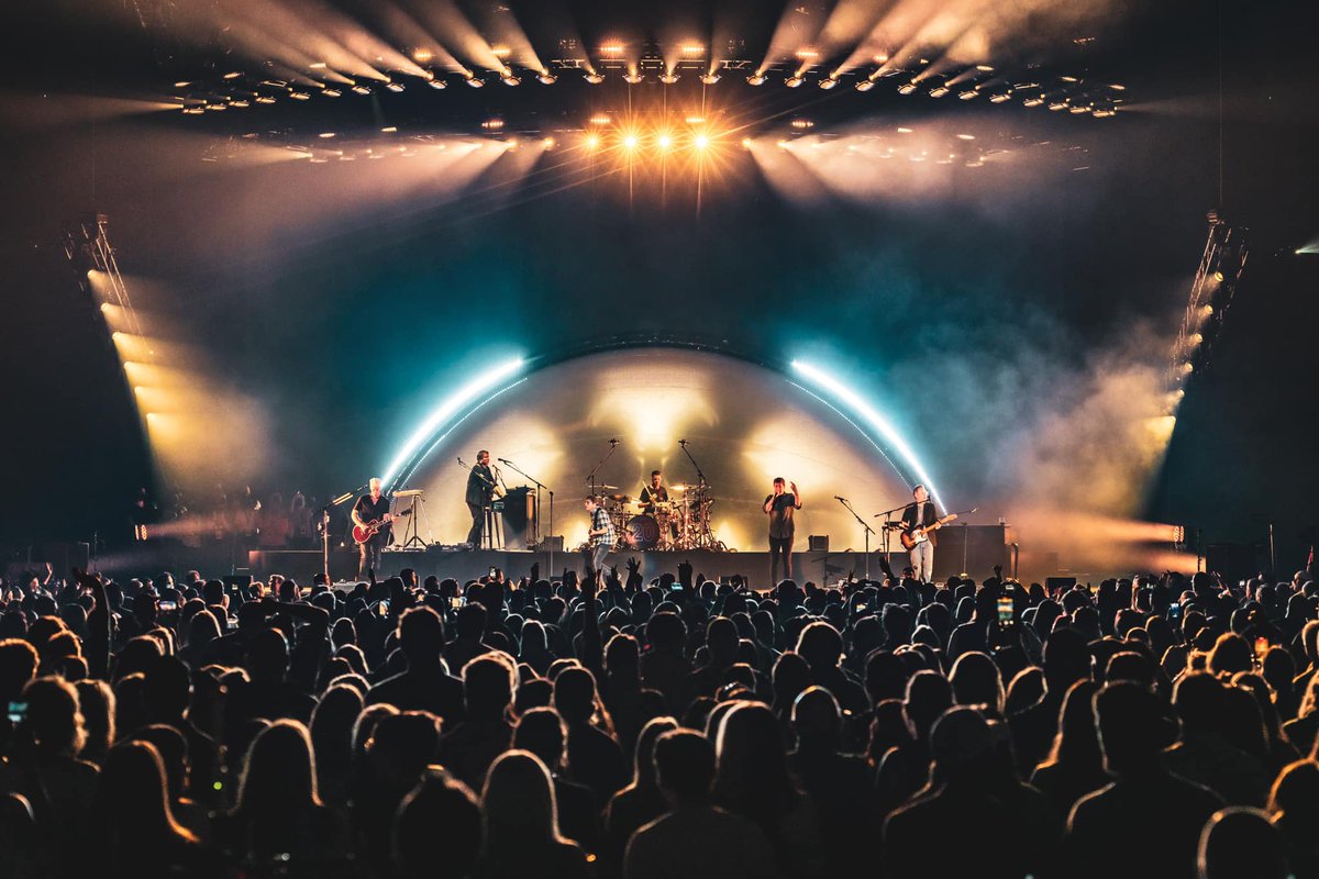ChauvetPro's tweet photo. Sooner Routhier &amp; Curtis Adams tell YOU 🤩 Where the Light Goes 🤩 with @ChauvetPro Maverick Storm, immersing the audience for Matchbox Twenty
📷 Jim Trocchio

#slowdreamtour #matchboxtwenty #ChauvetProfessional #ip65 #concertlighting #stagelightingdesign #stagelightingproduction https://t.co/x4PvtlY8bd