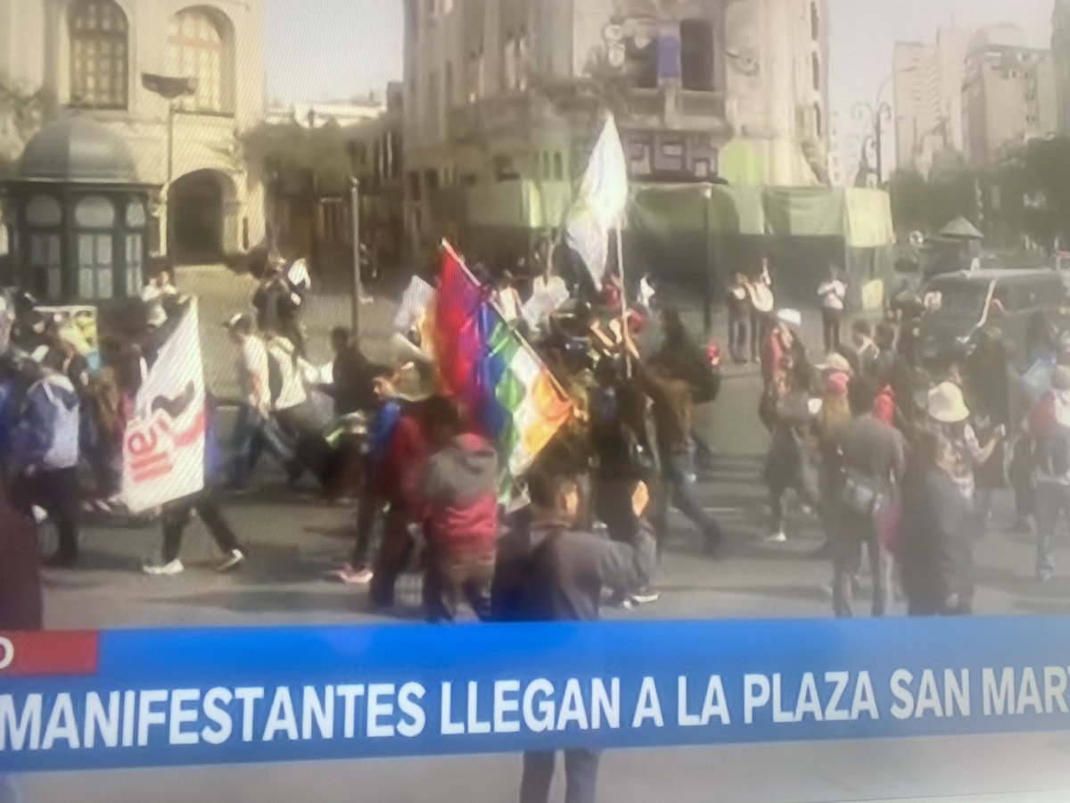 LuciaAlvites's tweet image. Recién son las 10 de la mañana y la gente ya está llegando a Plaza San Martín. Vamos a vencer.