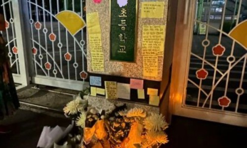 keEFJwBNtH4FTVi's tweet image. 명복을 빈다는 말이 나오지 않습니다. 그저 억장이 무너집니다.

당신이 보냈을 요 몇일이 요즘의 학교를, 교사의 처지를 한번에 요약해 놓았습니다.

내가 당신이었을 수도 있고 당신이 나였을 수도 있지요.

명복을 빈다는 말보다 억장이 무너지고 절망했던 당신께 진심으로 공감의 마음을 보냅니다