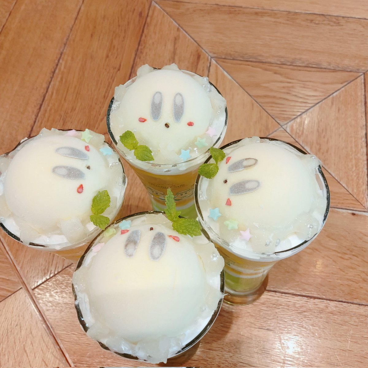 おはようございます☀️

昨日の続きです🌈
夏の新作、レモンパフェをデザートに🍋✨
長男1つ、次男1つ、私2つという内訳です👍´-
スライスされたレモンが4枚も入っていて、想像以上の酸っぱさに3人で笑ってしまいました🤭💕

今日も素敵な1日を🌷.*

#おは戦50720jm🌴