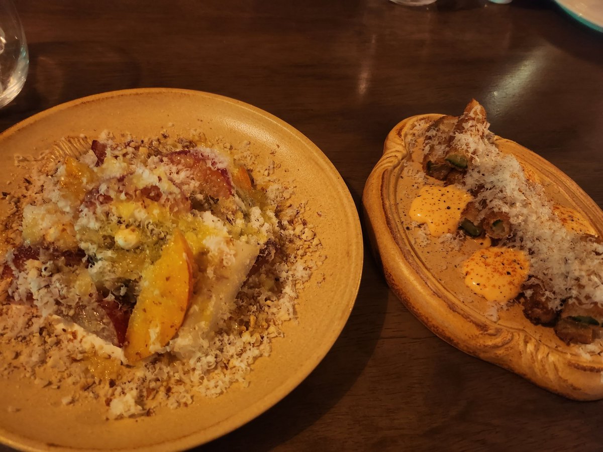 saxyman21's tweet photo. 연신내 이올. 서비스로 주는 안주부터 양배추 구이, 고구마 맛탕 같은 평범한 이름의 안주까지 모두 근사한 요리로 만들어 주는 곳. 지금까지 다닌 연신내 맛집들을 모두 평범한 곳으로 만들었다. 나는 이올을 기꺼이  올해의 빌견으로 꼽았다. #연신내맛집 #연신내이올 https://t.co/S84NCjMxKj