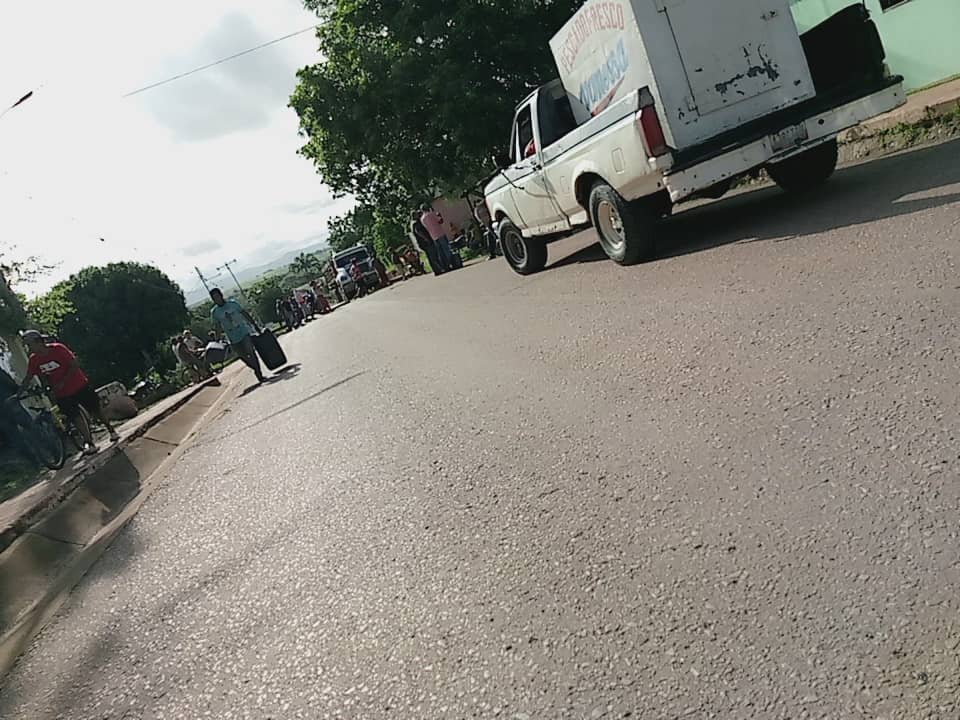 Radiocomunidad.com (@radio_comunidad) on Twitter photo En horas de la mañana de este miércoles #19Julio habitantes del sector caraquita del Municipio San Jose, Edo Guarico, manifiestan exigiendo sus derechos, servicios públicos: Agua, electricidad y gas. Atención <a href="/Gob_Guarico/">Gobierno de Guárico</a> <a href="/VenAppSocialRed/">VenAppSocialRed</a> para hacer gestión hay atender al pueblo En horas de la mañana de este miércoles #19Julio habitantes del sector caraquita del Municipio San Jose, Edo Guarico, manifiestan exigiendo sus derechos, servicios públicos: Agua, electricidad y gas. Atención <a href="/Gob_Guarico/">Gobierno de Guárico</a> <a href="/VenAppSocialRed/">VenAppSocialRed</a> para hacer gestión hay atender al pueblo