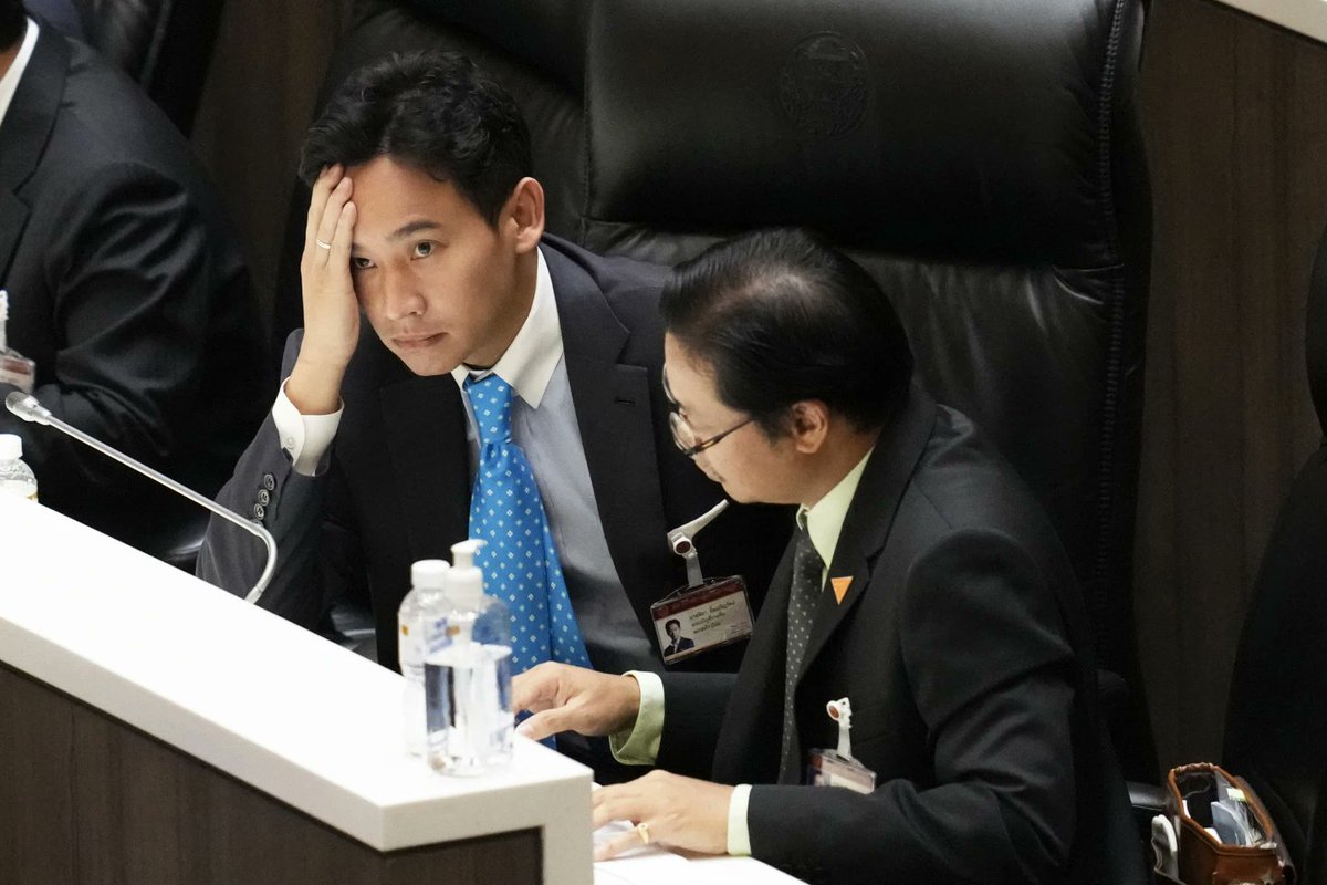 Oren Samet (@realosamet) on Twitter photo It's official: <a href="/Pita_MFP/">Pita Limjaroenrat</a> will *not* be #Thailand's next prime minister
But there's bigger trouble looming, and it's following a very familiar script
Thai politics is stuck in a loop. So what can history tell us about what happens next?
A 🧵 1/n
#โหวตนายกรอบ2 #นายกส้มหล่น It's official: <a href="/Pita_MFP/">Pita Limjaroenrat</a> will *not* be #Thailand's next prime minister
But there's bigger trouble looming, and it's following a very familiar script
Thai politics is stuck in a loop. So what can history tell us about what happens next?
A 🧵 1/n
#โหวตนายกรอบ2 #นายกส้มหล่น