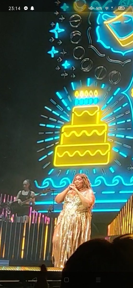 francesk2's tweet photo. #ThankYouLizzo an hope you like Angel as it was a Fantastic #diaversary gift seeing you and getting #LizBBear signed 🤯 https://t.co/CdctebApSS