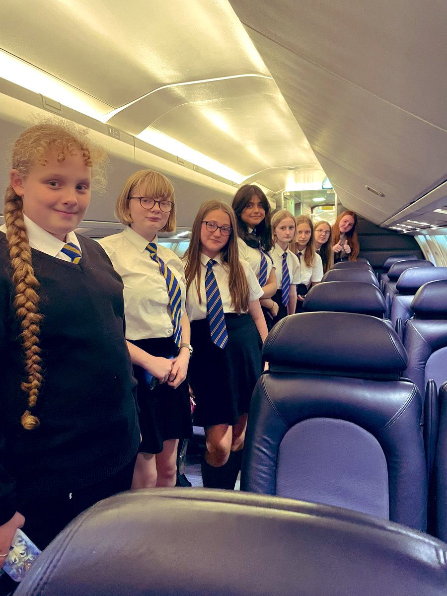 #GirlsIntoTech day inspiring Yr8&9 girls into aviation! Fab workshop using maths & problem solving skills, a tour of the last ever Concorde and an impromptu meet & greet with an ex Concorde pilot! 👏🏻 🤩 👩‍✈️ 🖥️ ✈️ #GirlsInSTEM #DCF #DigitalSkills #CaldicotDCF #AerospaceBristol