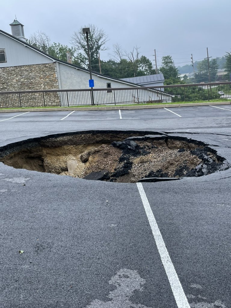 eglouise's tweet photo. Thinking of @MyFavMurder on my road trip…. @KarenKilgariff @GHardstark #sinkhole https://t.co/kvrcAuyes8