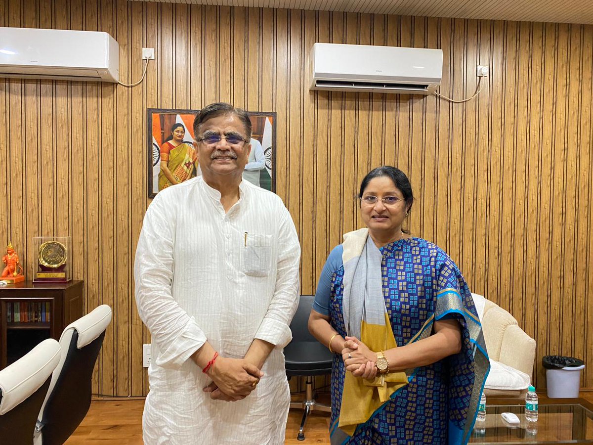 OPDhankar's tweet photo. आज केंद्रीय राज्य शिक्षा मंत्री श्रीमती @Annapurna4BJP जी से उनके दिल्ली स्थित निवास स्थान पर भेंट कर विभिन्न विषयों पर सार्थक संवाद किया। https://t.co/MspXS2HJ0k