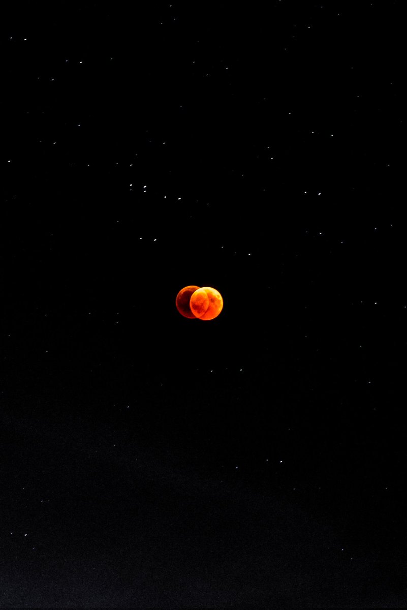 LuXDAmore's tweet photo. @Lightroom I was trying to take a photo of the "Blood red moon", but while waiting for the shoot to complete I accidentally hitted the easel.. So the moon was doubled to this amazing effect 🌙🌙 https://t.co/3ENxKy4PuA