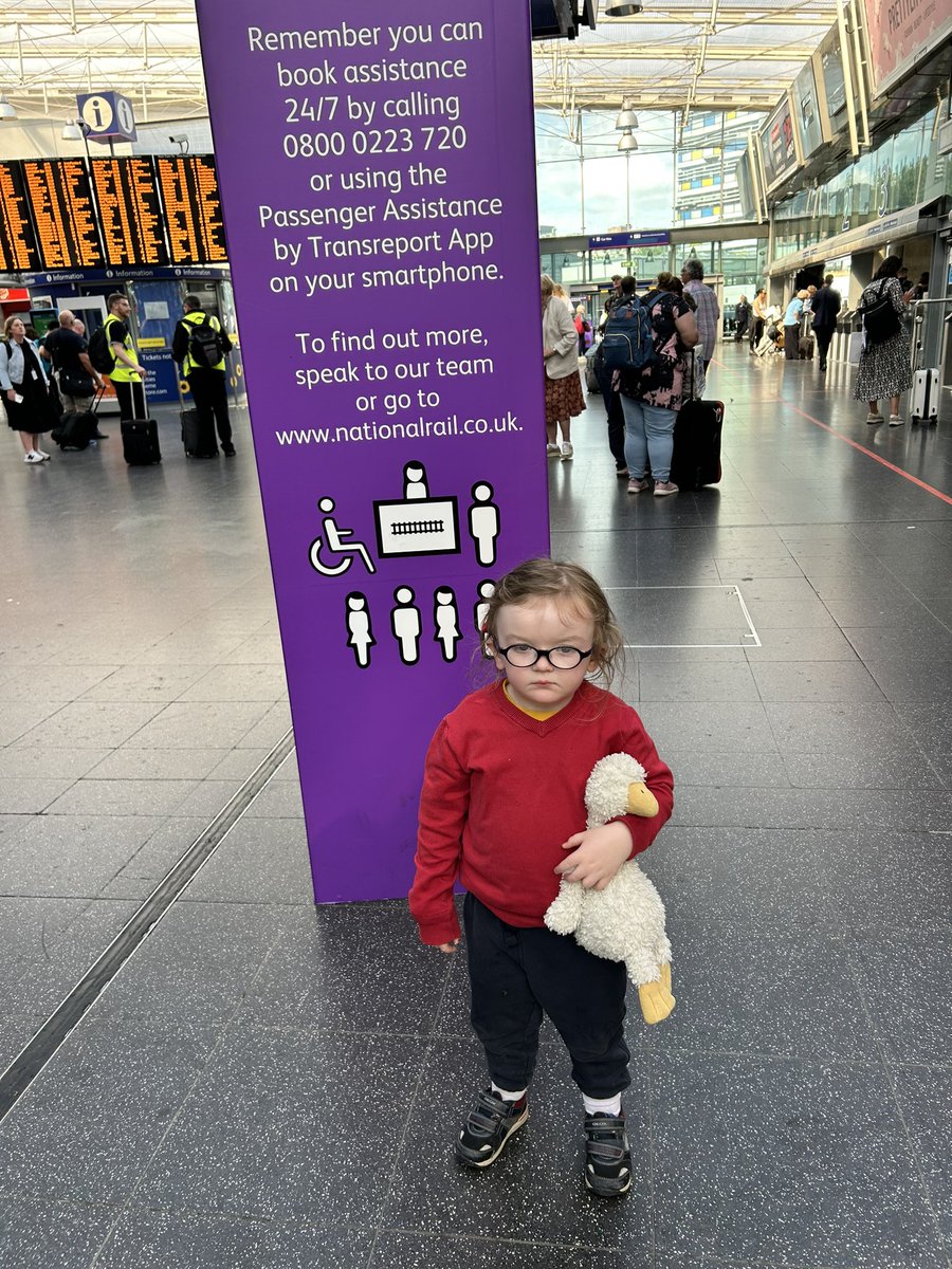 sarah_treecomms's tweet photo. A sad little girl at Piccadilly sat waiting for her nana to arrive who’s been delayed again and again @AvantiWestCoast  #ridiculous #traindelays https://t.co/7dPR9YBsEu