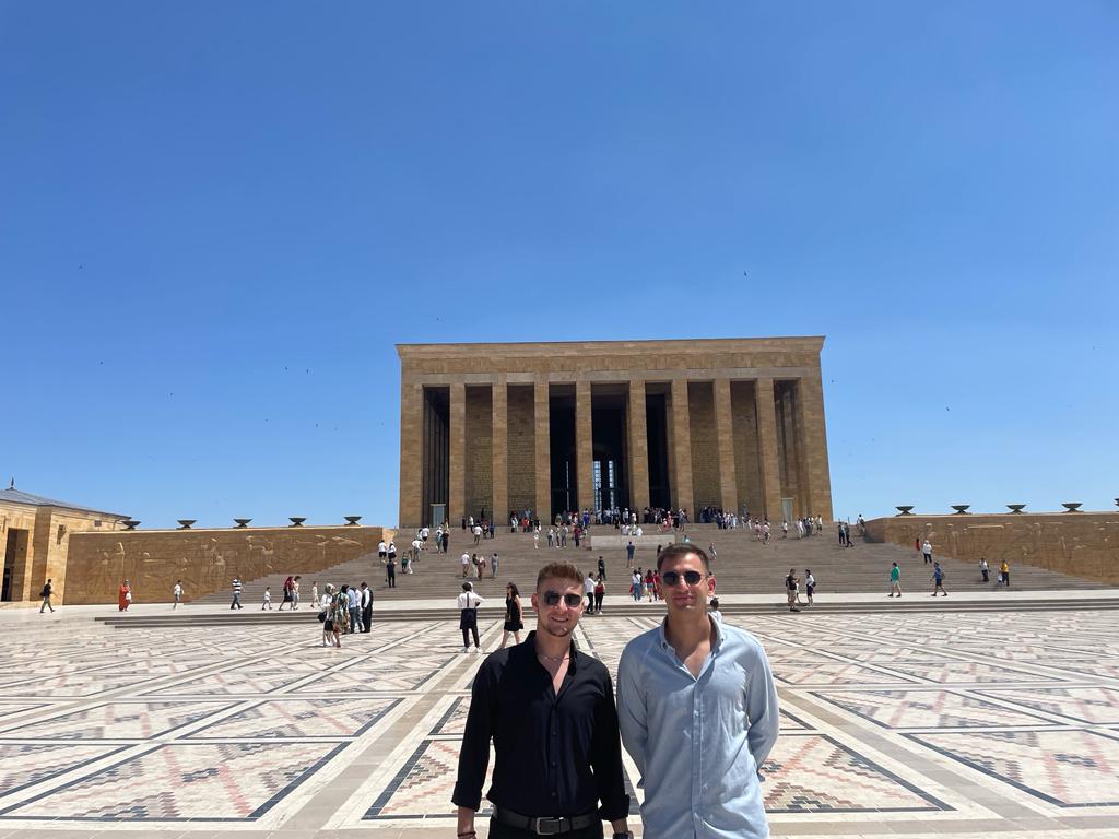 Bir galerici bir uzman çavuş