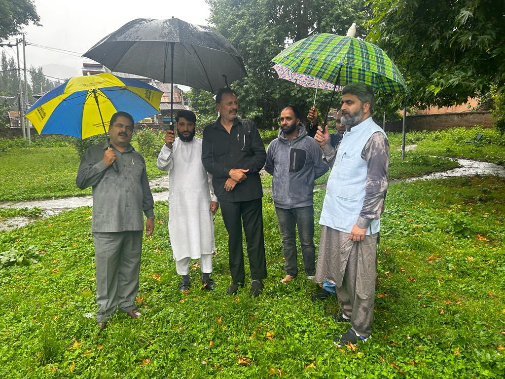 MSaleemParay's tweet photo. Today along with @aminbhat_597 sb, @Haroon_khatana1 sb while visiting Doru town &amp; Gulab Bagh of Doru assembly constituency.
People from different political backgrounds joining our party fold with a hope for better future.
We Stand for our people.
@ghulamnazad 

#JKWithAzad https://t.co/XPcpOOIDDR