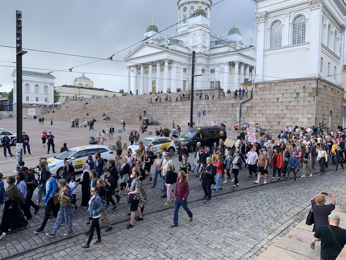 Finlandiya’da yeni hükümete karşı binlerce kişinin katıldığı bir protesto yürüyüşü var