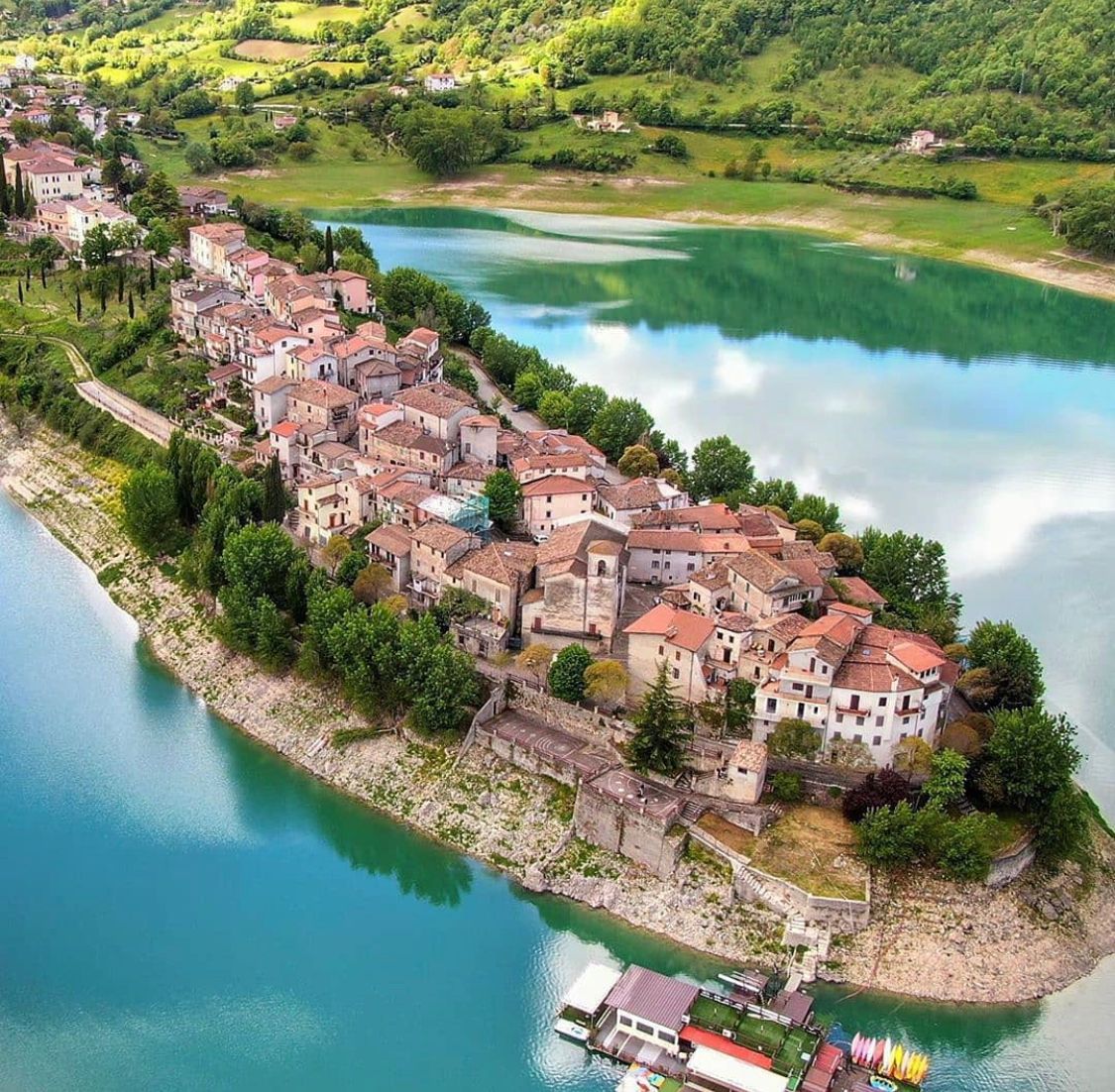 visit_lazio's tweet photo. #CollediTora è un incantevole borgo ai piedi del #MonteNavegna nel cuore della #Sabina! Immergetevi nella bellezza della natura, tra le vie lastricate del centro storico e le acque cristalline del #LagodelTurano
📷 Ig manutoni24
#VisitLazio #LazioIsMe #LazioEternaScoperta https://t.co/gMDHZCOXqJ
