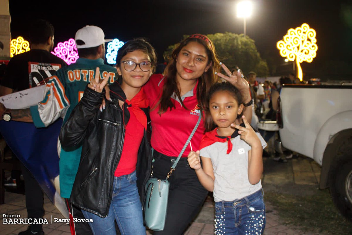 LeoLopezR_'s tweet photo. Familias nicaragüenses  asisten a la tradicional vigilia en la plaza la fé para conmemorar el 44 Aniversario del Triunfo de la Revolución Popular Sandinista.
#4419VivalaRevolucion 
#UnidosEnVictorias https://t.co/hCcTUapzsK