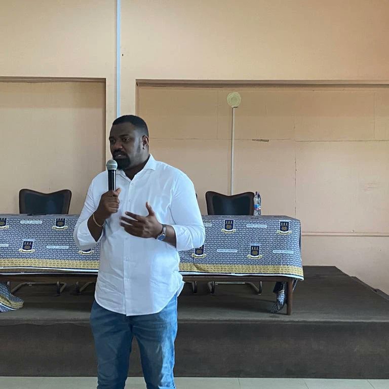 Hola chicos,💃we promised, and we delivered 😀 our very own Farmer John graced us with his presence today at our Career Day👨‍🌾. He shared his experience with us and advised us on our educational journey. You can still join us, you know.🔥🔥 #Johndumelo1 #esunafamilia.
