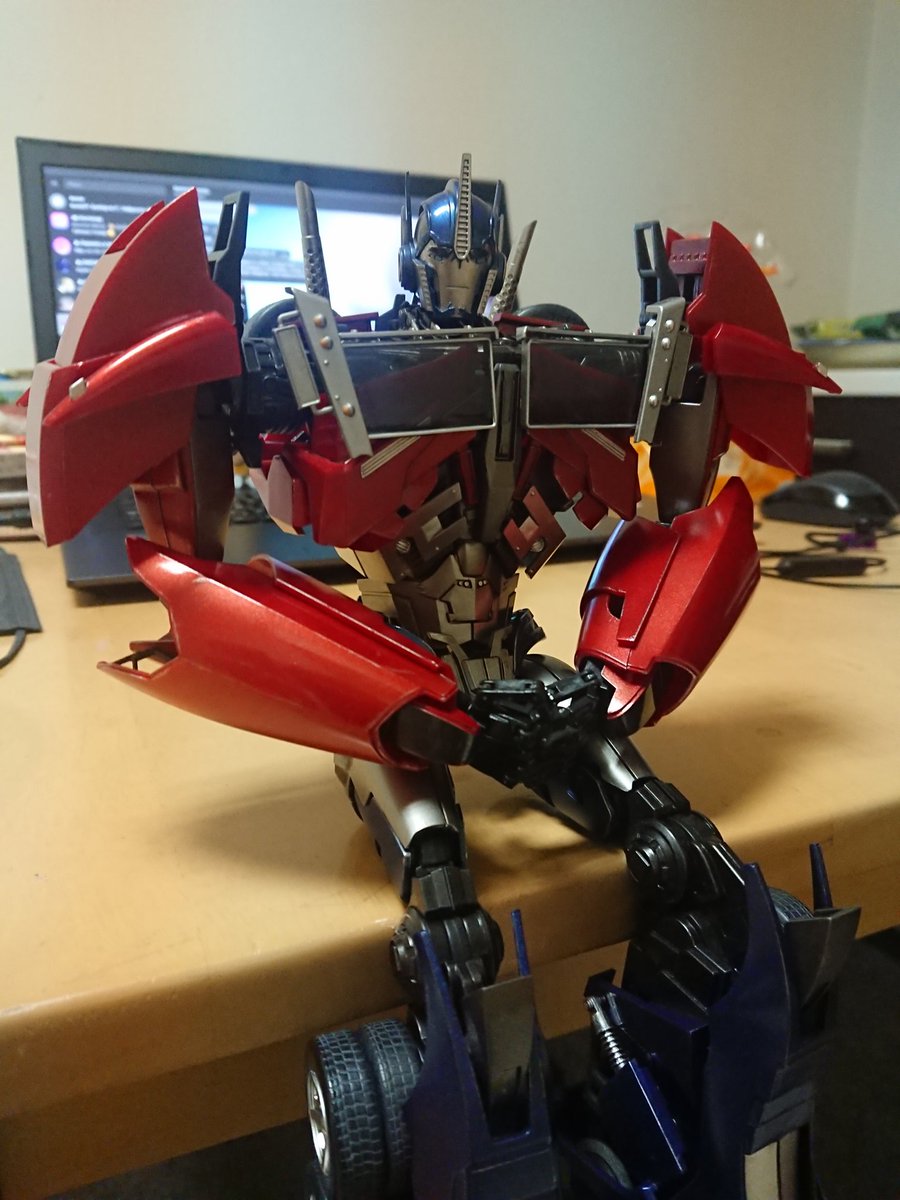 rhymewitch44941's tweet photo. I can't believe he came to see me
A little dream come true
#Transformers
#OptimusPrime
#IW07 https://t.co/kxZsNEXSqW