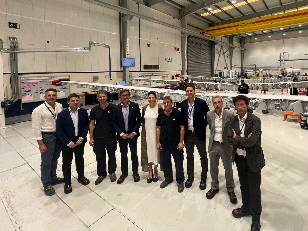 📷 El consejero Jorge <a href="/ParadelaJSr/">Jorge Paradela</a> ha visitado la planta de <a href="/AlestisAerospac/">Alestis Aerospace</a>-<a href="/aciturri/">Aciturri</a> en #Sevilla, proveedor estratégico de aeroestructuras para grandes fabricantes como <a href="/Airbus/">Airbus</a> y <a href="/Boeing/">The Boeing Company</a> ✈️, donde ha destacado las capacidades y fortaleza del sector aeroespacial andaluz 🔝