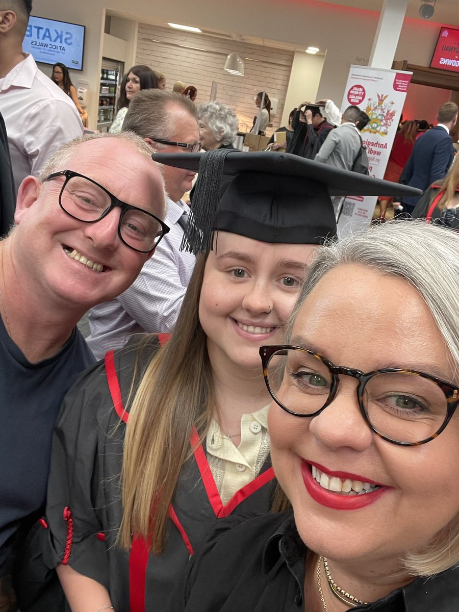 Super proud of this graduating today from medical science ❤️🎓👩‍🎓👏👏😘@UniSouthWales - well done 🤩