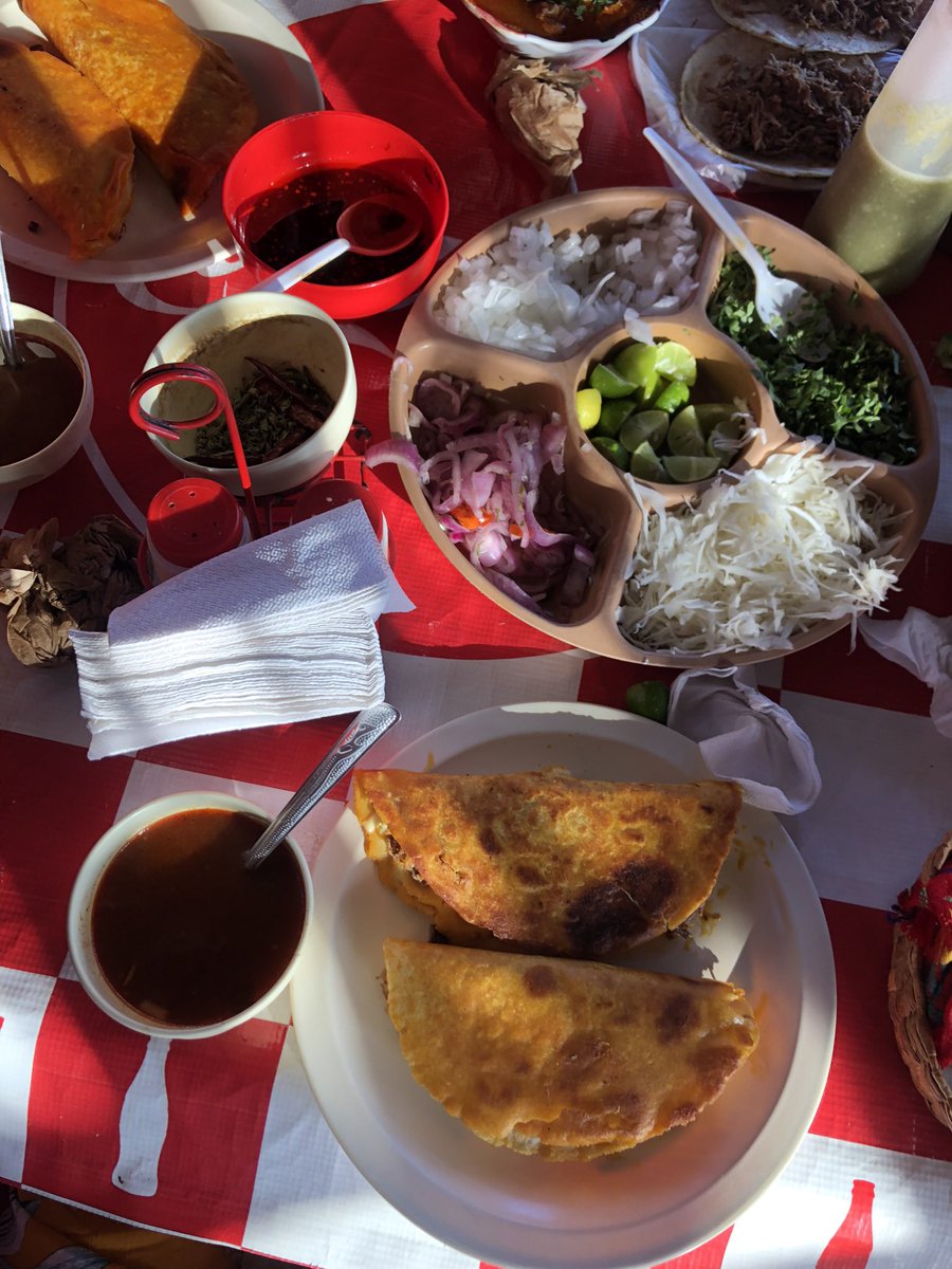 Adriarella's tweet photo. @RulPar @Claudiashein Hace un año estaba comiendo la mejor quesabirria de México 👌😩 https://t.co/7Ie2W2MlfV