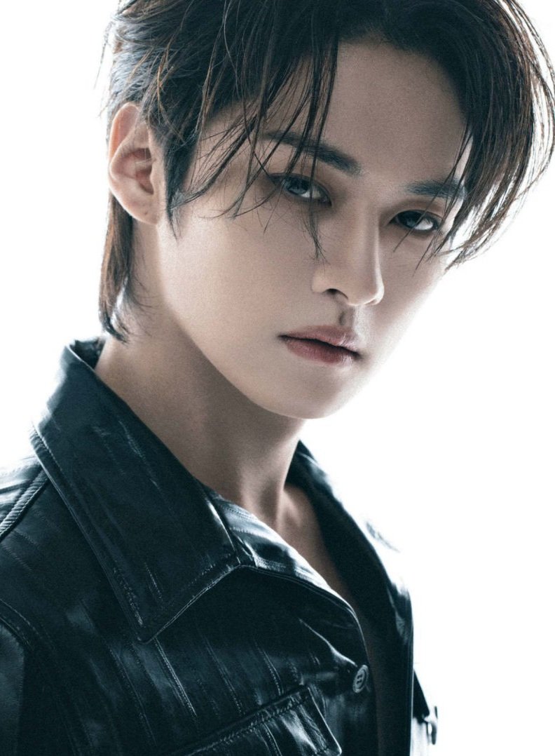 Viral Takes (@viraltakes) on Twitter photo Lee Know of Stray Kids looks amazing for Harper's Bazaar Japan. Lee Know of Stray Kids looks amazing for Harper's Bazaar Japan.