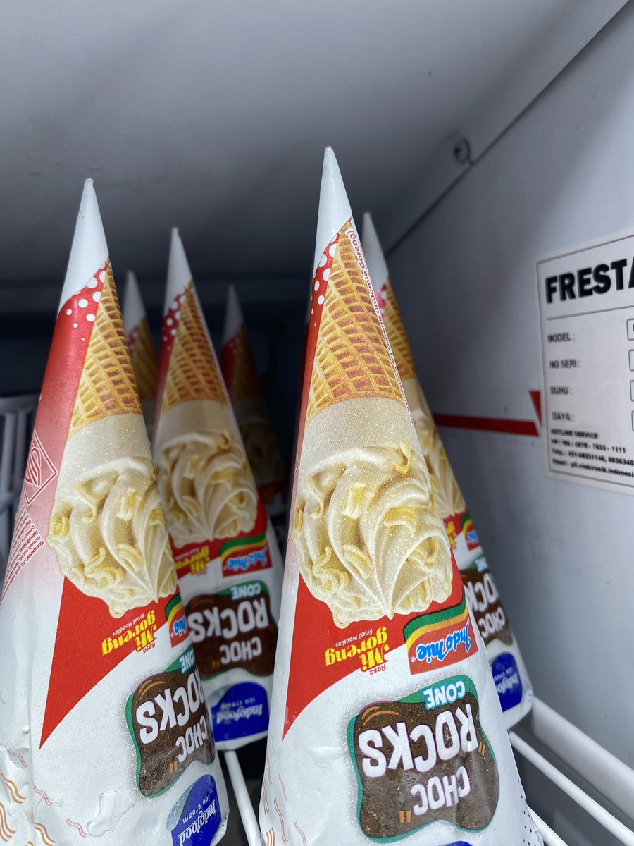 Indomie tapi Ice Cream? hah? ga salah? ga sengaja nemu #IndofoodIceCream varian #ChocRocksConeIndomie di Indomaret Fresh Summarecon Bekasi. kalian udah cobain belum? Ini unik banget sih rasanya aku suka bgt Ice Cream Indomie ini.