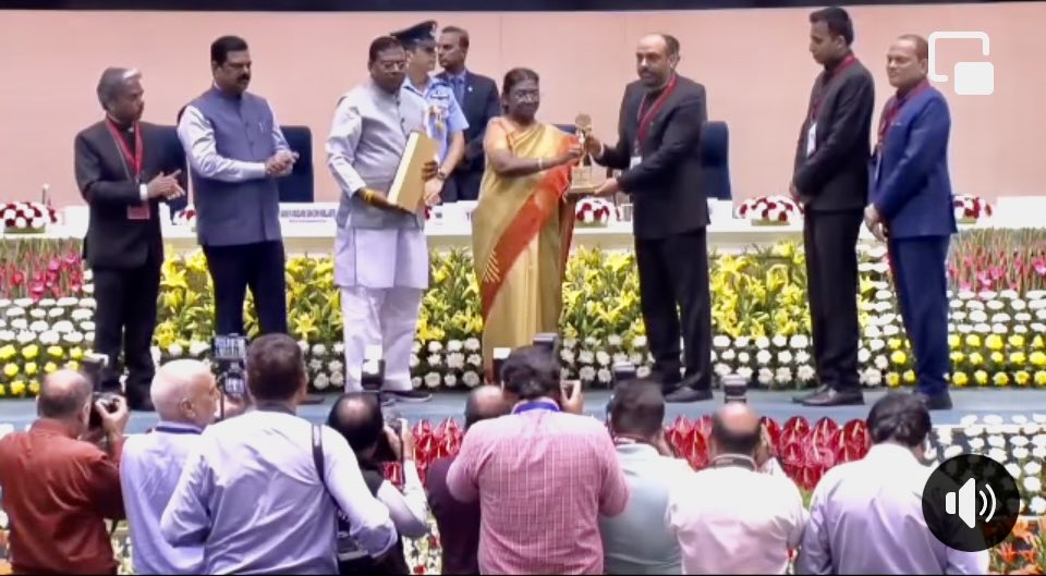 सीधी कलेक्टर श्रीमान साकेत मालवीय जी और प्रदेश के बाक़ी 14 कलेक्टर साहबान को भूमि सम्मान के लिए प्रदेश के सभी पटवारियों की और से बहुत बहुत बधाई और शुभकामनाएँ…⁦<a href="/mppatwarisangh/">मध्यप्रदेश पटवारी संघ भोपाल</a>⁩ ⁦<a href="/SidhiCollector/">Collector Sidhi</a>⁩ ⁦<a href="/ChouhanShivraj/">Shivraj Singh Chouhan</a>⁩ ⁦<a href="/GovindSingh_R/">-</a>⁩ ⁦<a href="/CMMadhyaPradesh/">Chief Minister, MP</a>⁩