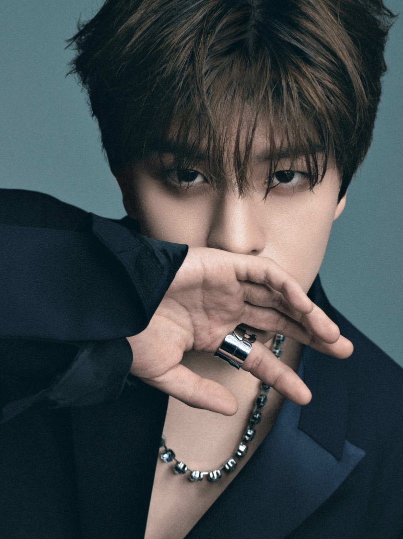 viraltakes's tweet image. Stray Kids' Seungmin looks dashing for Harper's Bazaar Japan.